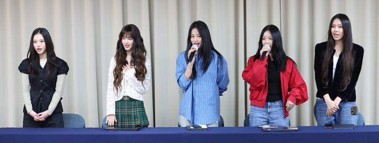 NewJeans attends a press conference regarding its contract termination at Space Share Samsung Center in Gangnam District, Seoul, Thursday. From left are Haerin, Danielle, Minji, Hanni and Hyein. Yonhap   