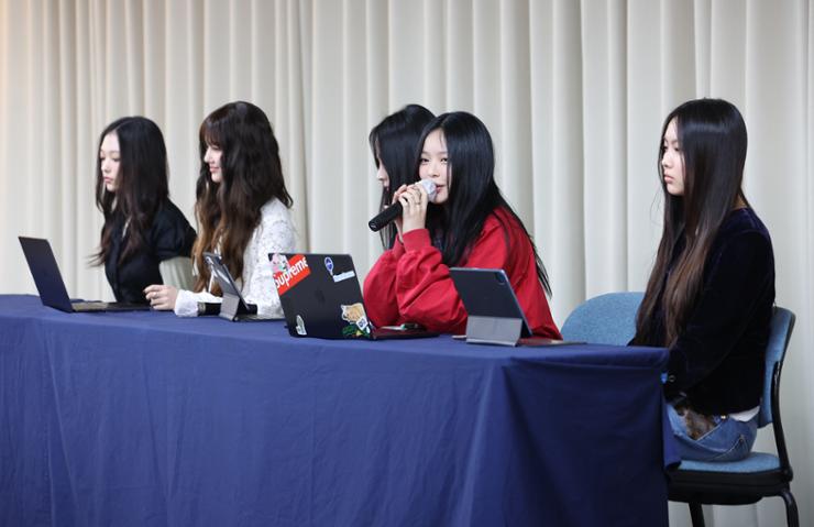 Hanni of girl group NewJeans speaks during a press conference regarding its contract termination at Space Share Samsung Center in Gangnam District, Seoul, Thursday. Yonhap